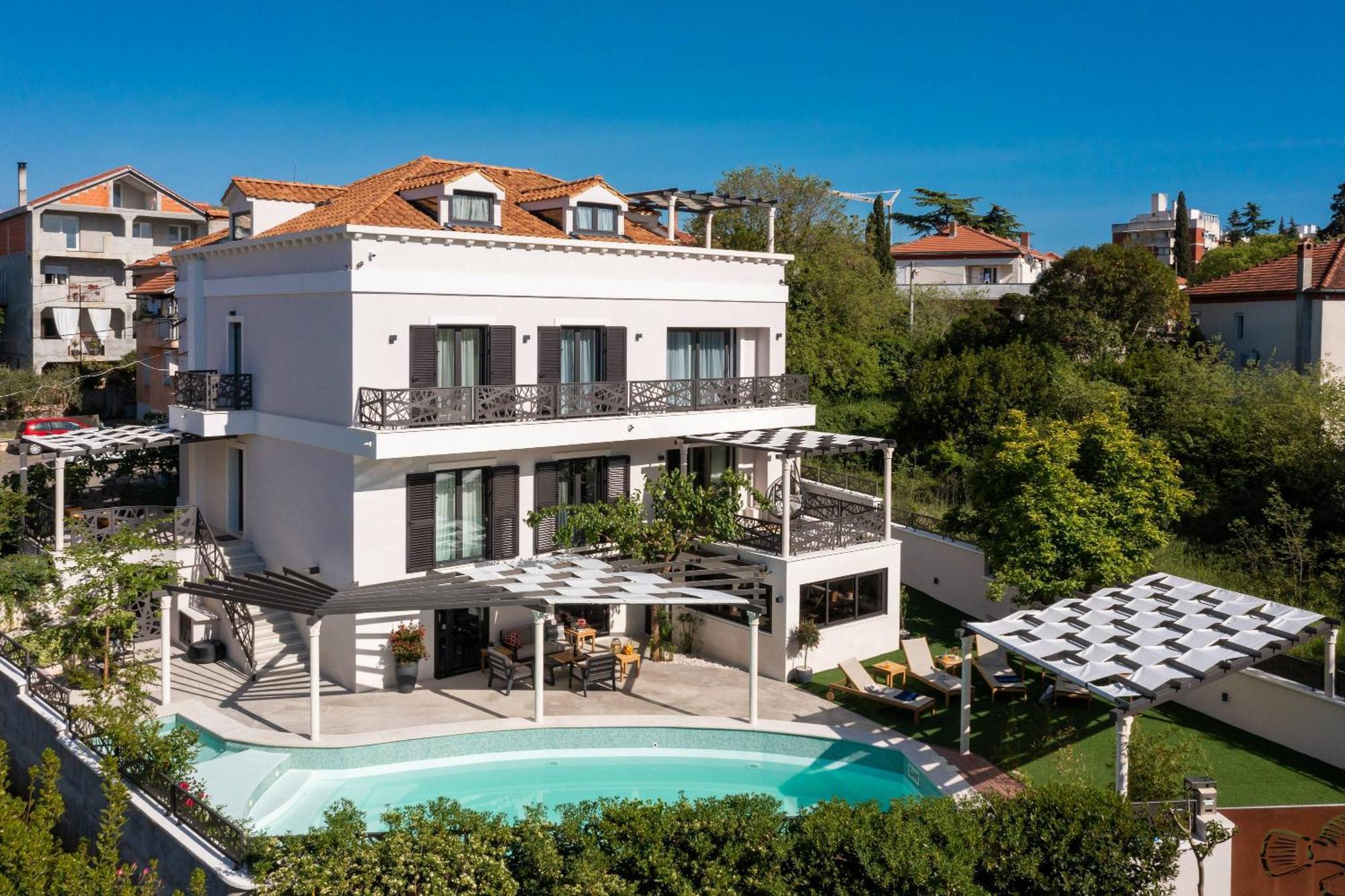 Stunning Scorpaena With Swimming Pool *